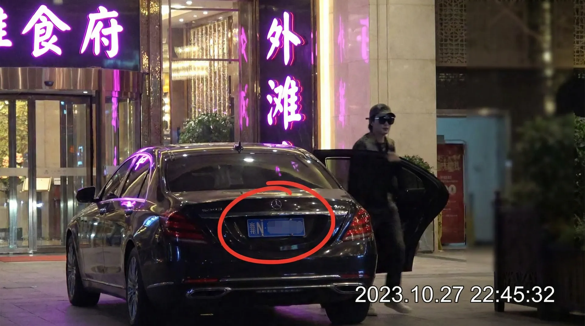 九色::九色免费观看-九色交流社区 - 豪车餐厅外被拍